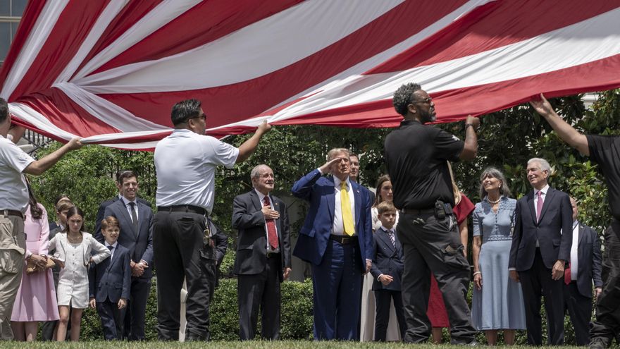 Trump hace instalar dos banderas gigantes de EE.UU. en los jardines de la Casa Blanca