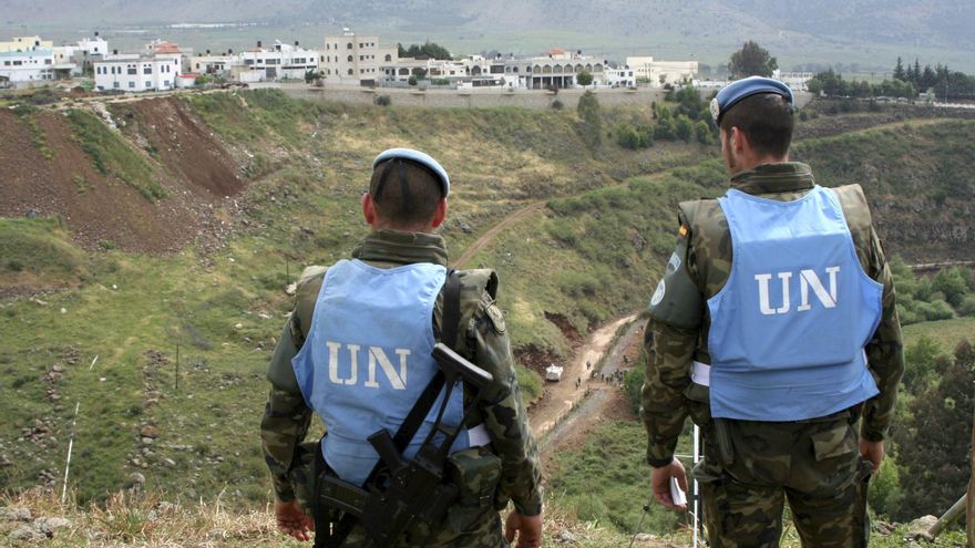 - Cascos azules españoles desplegados en Líbano comenzaron hoy a levantar una alambrada de espino en el sur de Líbano para cerrar un paso de trescientos metros entre Líbano e Israel utilizado por contrabandistas. En la foto, dos soldados españoles observan los trabajos que realizan decenas de militares españoles apoyados por máquinas excavadoras y en presencia de soldados libaneses y algunos cascos azules franceses, para colocar la valla en el límite de la localidad meridional de Ghayar, ocupada por Israel desde la guerra del verano de 2006. EFE/Ronith Daher