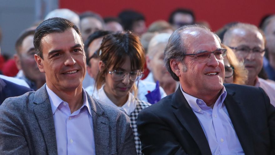 Archivo - El secretario general del PSOE y presidente del Gobierno, Pedro Sánchez, y el candidato a la presidencia de Madrid por el PSOE, Ángel Gabilondo.