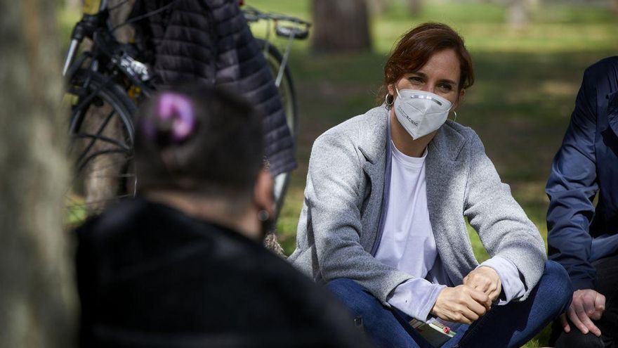 La candidata Mónica García durante un encuentro con asociaciones para la defensa de los derechos de las personas trans.