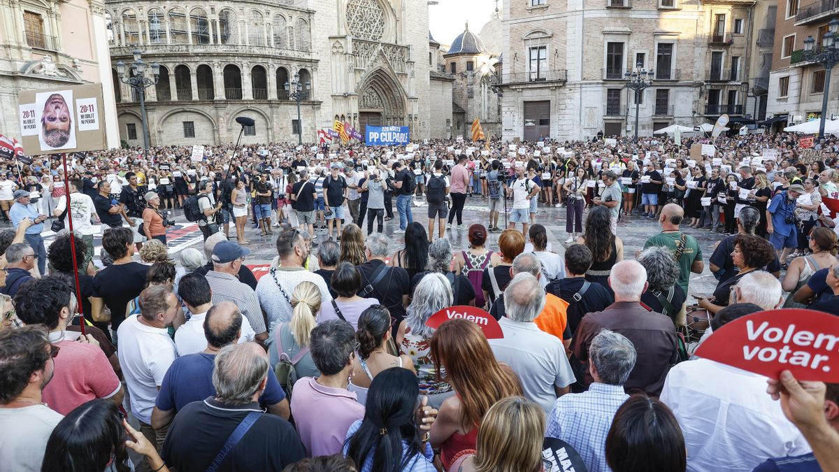 La décima movilización contra el president de la Generalitat, Carlos Mazón, por su gestión da la dana del 29 de octubre. EFE/ Miguel Ángel Polo