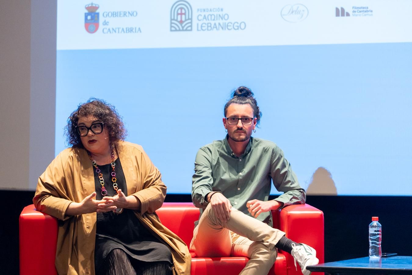 Olga Agüero se dirige al público en una de sus intervenciones.