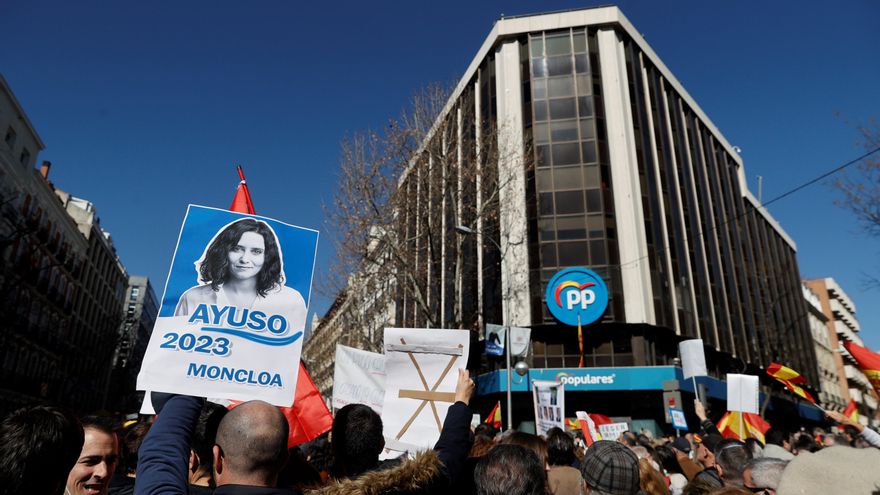 Simpatizantes de Ayuso durante la concentración que han protagonizado este domingo frente a la sede del PP en la calle Génova para expresar su apoyo a la dirigente autonómica y para reclamar la convocatoria de un congreso del partido. EFE/Emilio Naranjo