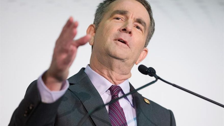 Gobernador en EE.UU. se disculpa por una foto racista entre llamadas de dimisión