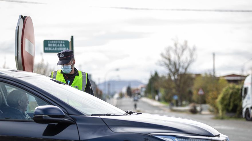 Un agente de la Ertzaintza realiza un control de movilidad  en Vitoria