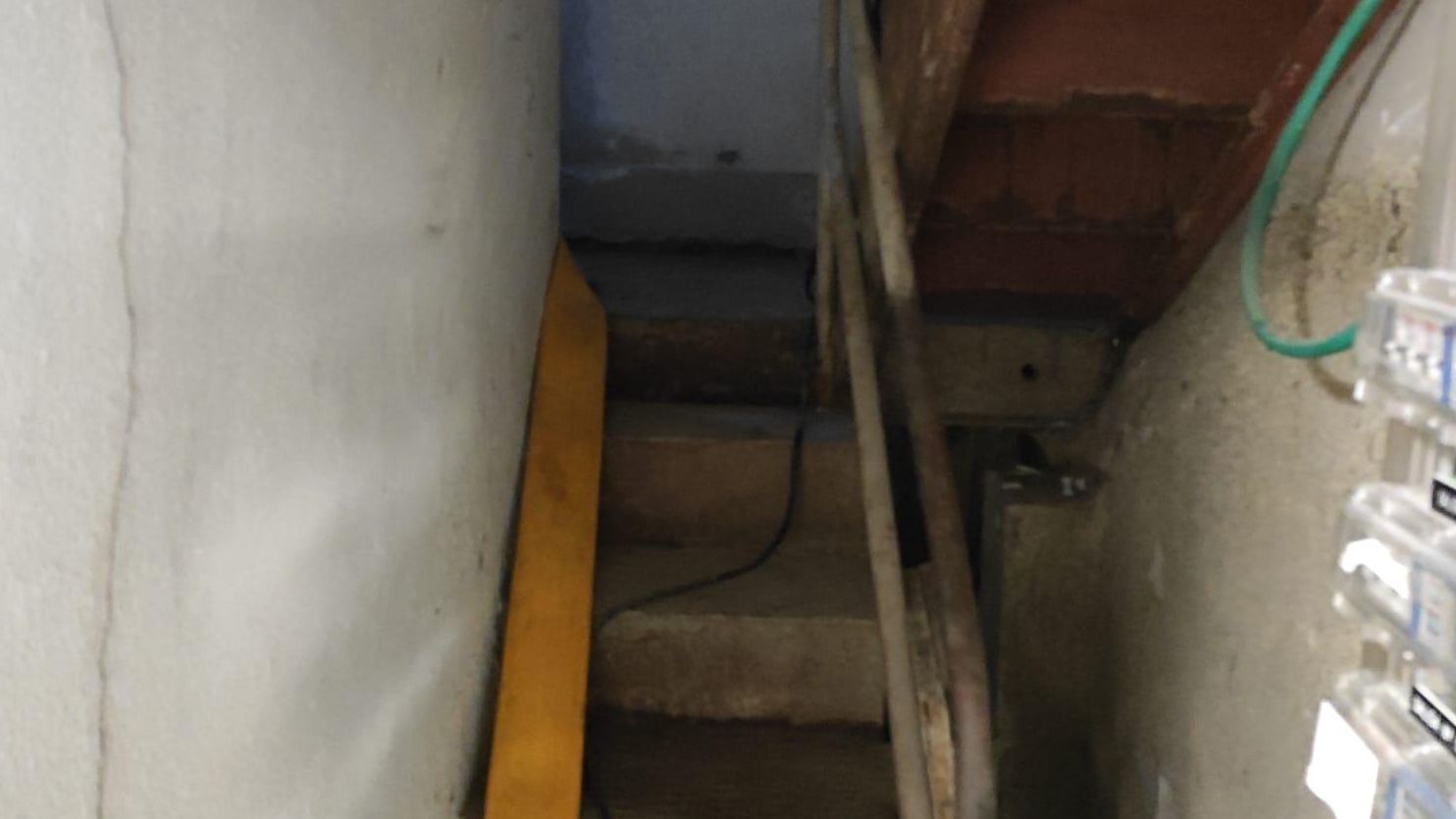 Escalera interior de la planta-sótano del Ayuntamiento de Santander.