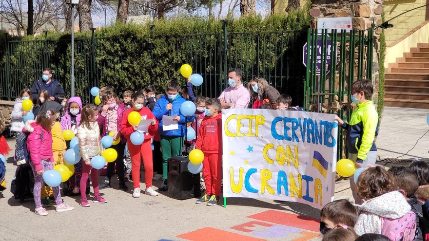 Alumnos del colegio Cervantes de Santa Cruz de Mudela (Ciudad Real) dicen 'No a la guerra'