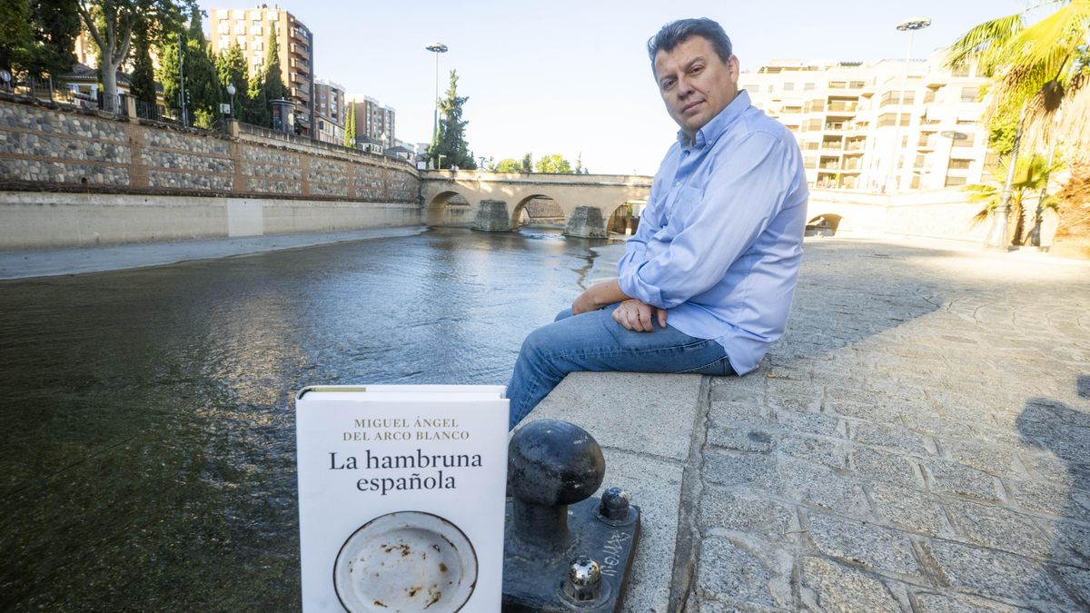 Miguel Ángel del Arco posa con el libro 'La hambruna española'