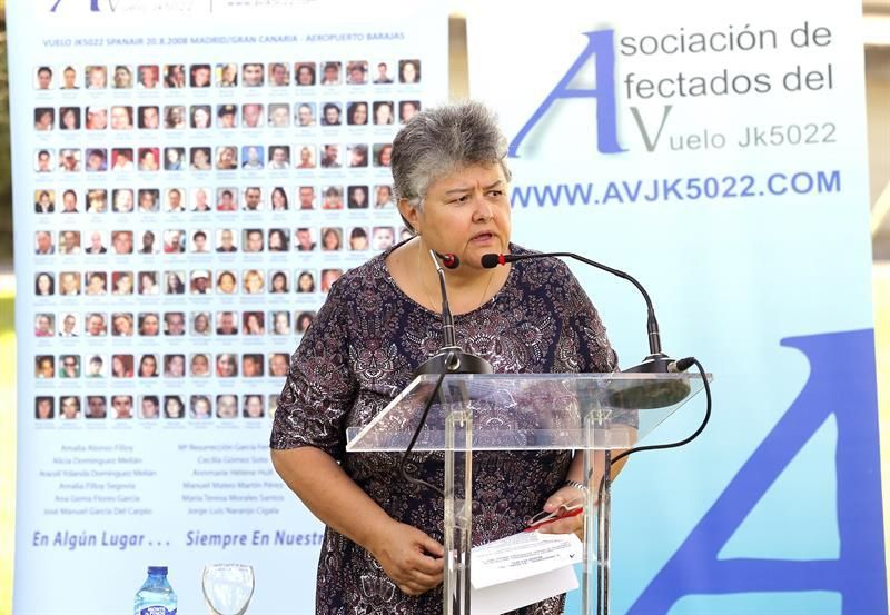 La presidenta de la Asociación de Afectados del Vuelo JK5022, en el Aeropuerto de Barajas. EFE/Chema Moya