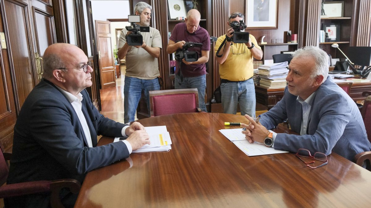 El ministro de Política Territorial, Ángel Víctor Torres, junto al delegado del Gobierno en las islas, Anselmo Pestana, este lunes.