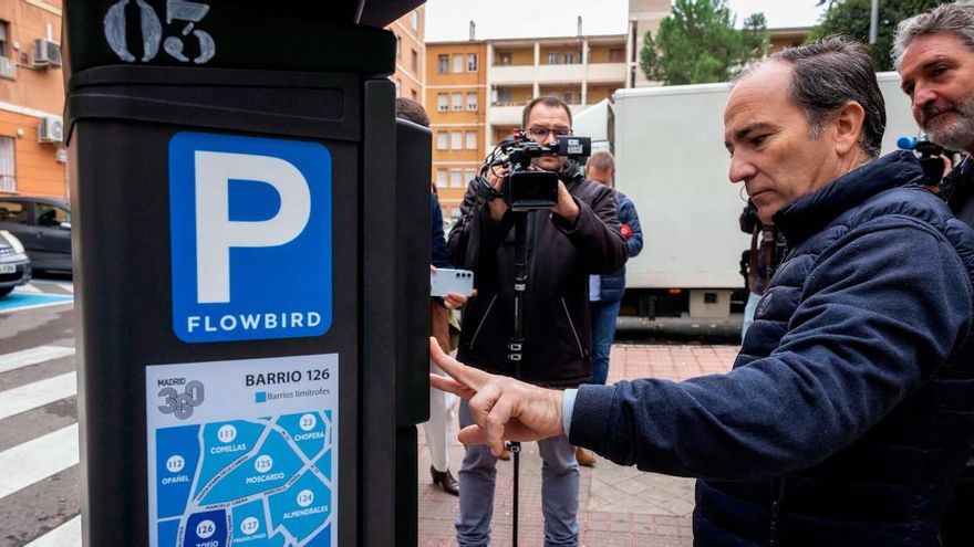 El Gobierno de Almeida saca a Moratalaz de los nuevos parquímetros y mantiene posibles ampliaciones en 18 barrios