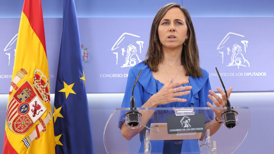 La secretaria general de Podemos, Ione Belarra, durante una rueda de prensa en el Congreso de los Diputados, a 1 de julio de 2025, en Madrid (España).