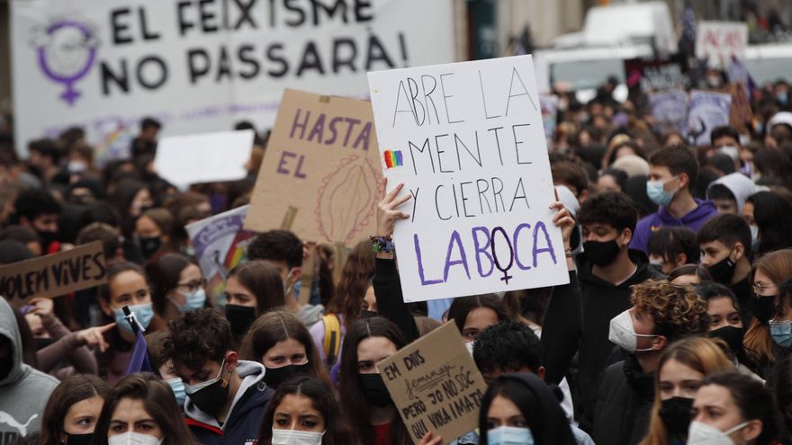 Unos 500 estudiantes se están manifestando por el centro de Barcelona con motivo del Día de la Mujer. EFE/Alejandro García.