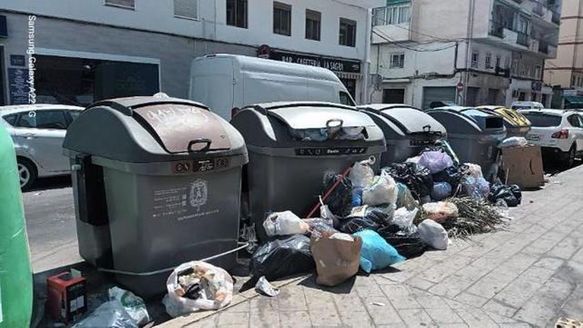 Contenederoes de basura de Alicante con basura acumulada.