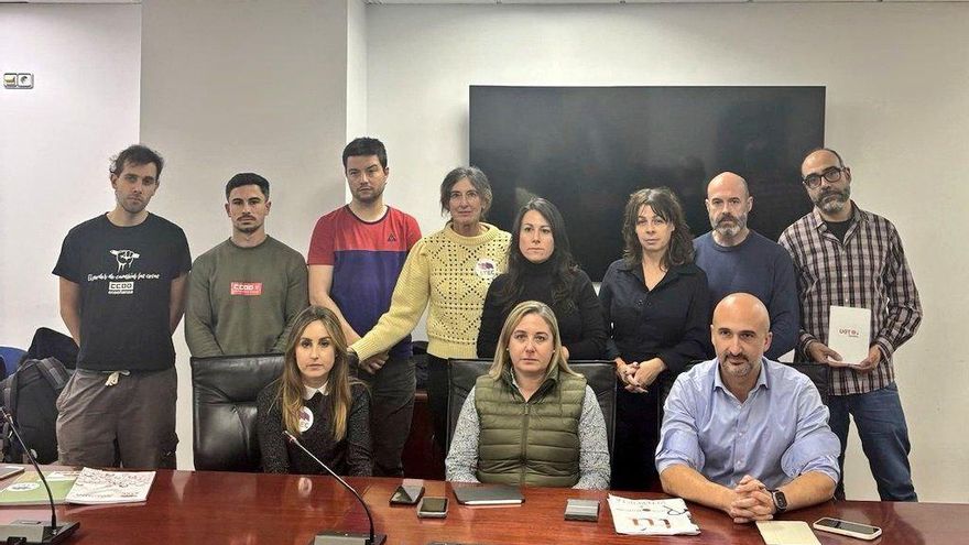Los sindicatos docentes cántabros se encierran en señal de protesta tras "la negativa" del Gobierno a negociar la adecuación salarial
