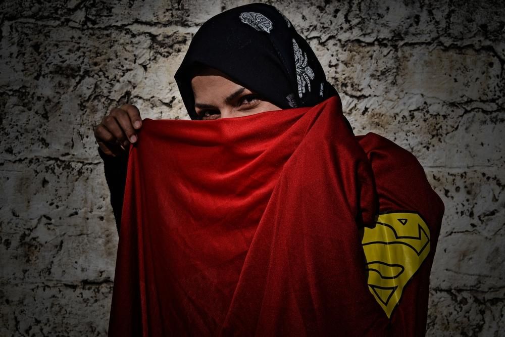 Nema de 34 años, es enfermera y trabaja en una de las clínicas de MSF en la Franja de Gaza. Perdió su casa durante el último conflicto: “Trabajo como enfermera y me encanta lo que hago, sobre todo trabajar con niños. Mis compañeros de trabajo me apodan ‘analgésico’, porque intento evitar cualquier dolor a los niños”. Fotografía: Ovidiu Tataru.