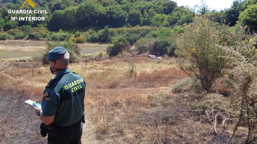 Un agente de la Guardia Civil en el lugar del incendio
