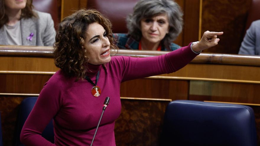 La ministra de Hacienda, María Jesús Montero (c), interviene en la sesión de control al Ejecutivo de este miércoles en el Congreso.