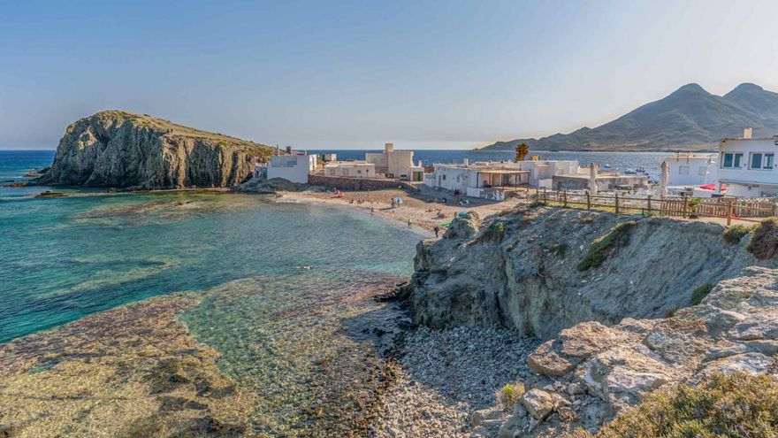 El pueblo blanco con encanto marinero donde anticipar el verano: rutas entre calas y gastronomía local en Cabo de Gata