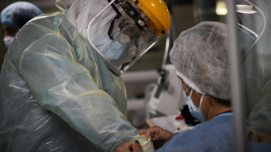 Enfermeros del Centro de Tratamientos intensivos (CTI) del hospital privado Casmu se preparan para atender a pacientes covid-19, en una fotografía de archivo. EFE/ Raúl Martínez