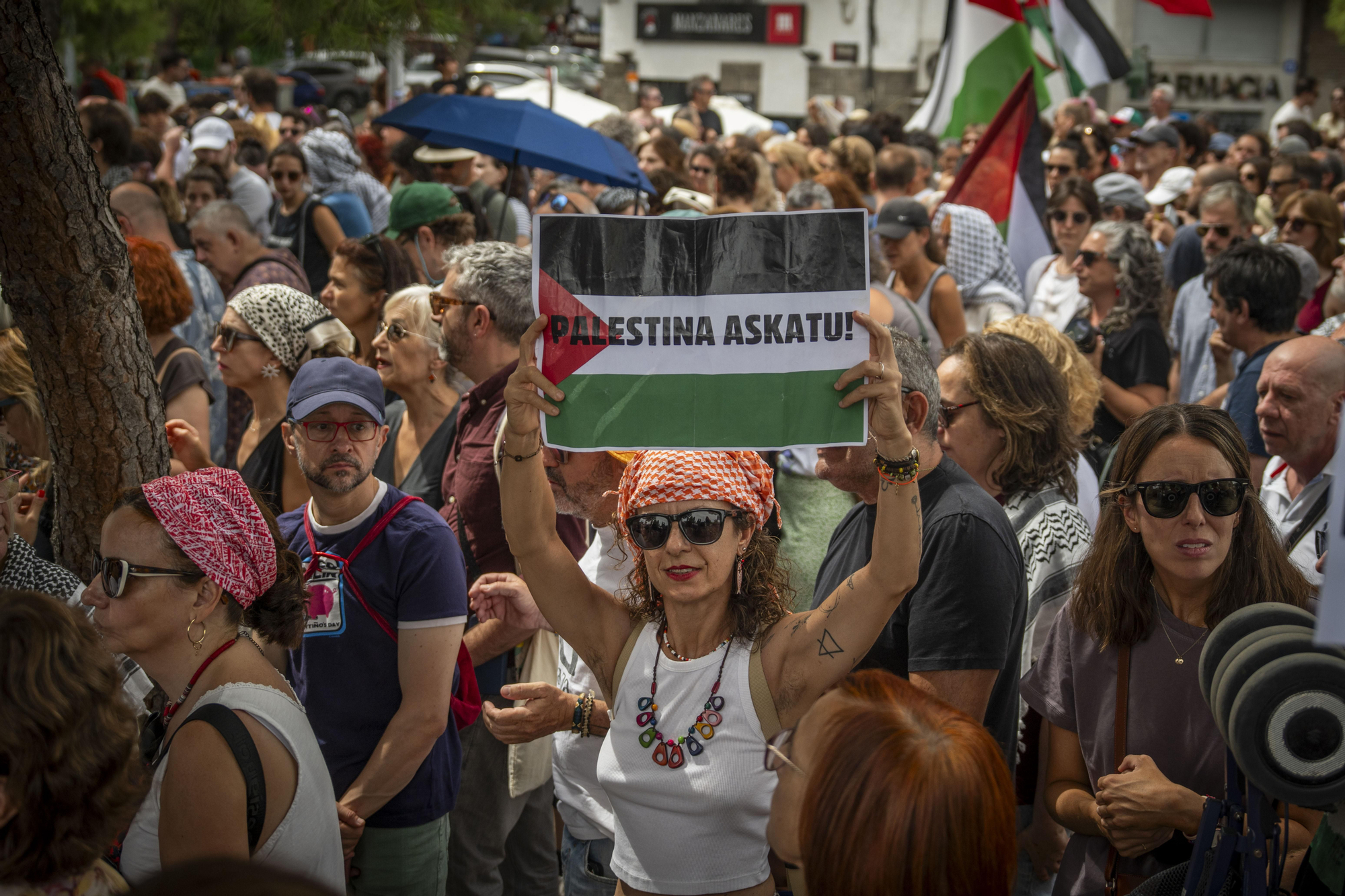 Cientos de personas llenan las orillas de Madrid Río en solidaridad con Gaza y para apoyar a la Global Sumud Flotilla