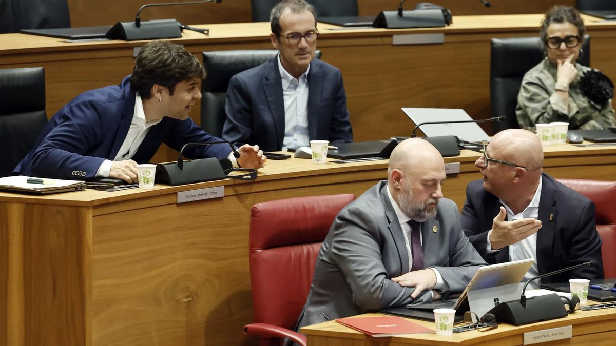 El consejero de Educación, Carlos Gimeno, interpela al portavoz de Geroa Bai, Pablo Azcona, durante el pleno en el que se aprobó la ley de UPN para blindar la concertada que ha dividido al Gobierno de Chivite.