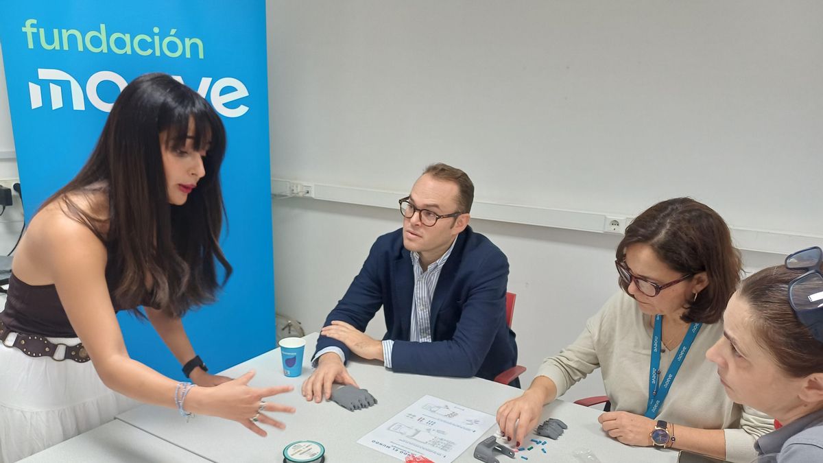 Fundación Moeve y Ayúdame 3D impulsan un voluntariado de creación de prótesis de manos para personas con discapacidad