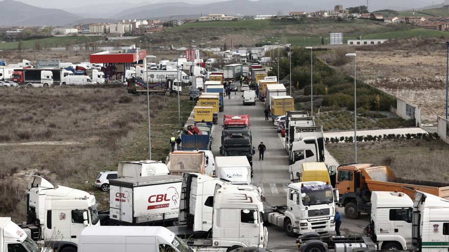 Los transportistas autónomos de Hiru mantienen el paro y analizarán este lunes movilizaciones en Euskadi y Navarra