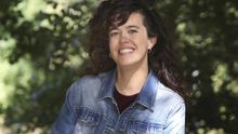 La profesora cordobesa Guadalupe Jiménez Esquinas durante la entrevista concedida a Efe este lunes en Santiago de Compostela. El trabajo a distancia, la docencia online, pero también los sistemas de vigilancia masiva, el incremento de las desigualdades y el miedo a las migraciones. "Todas las transformaciones sociales" que traerá consigo esta pandemia son las que preocupan a Guadalupe Jiménez , en calidad de antropóloga.