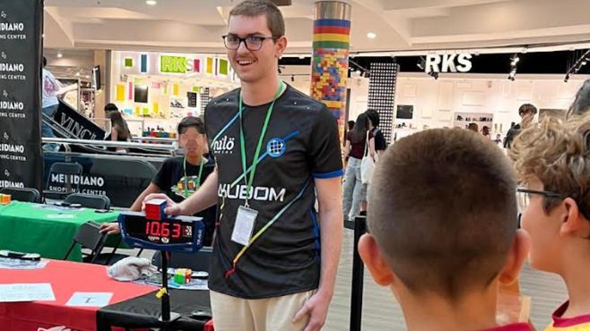 Álvaro González Vizuete en una competición de speedcubing.