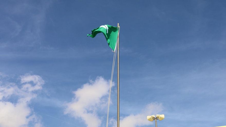 Banderas visibles para personas con daltonismo en una playa de Fuerteventura