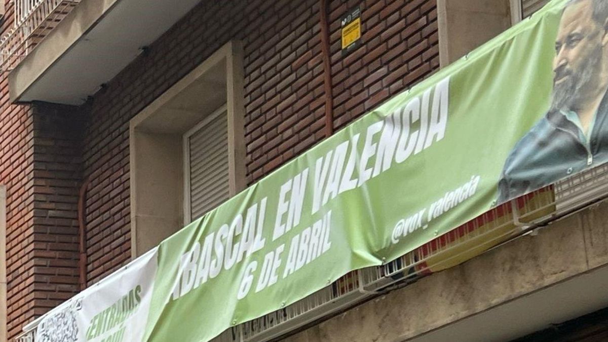 Pancarta de Vox anunciando un acto de Abascal en València.