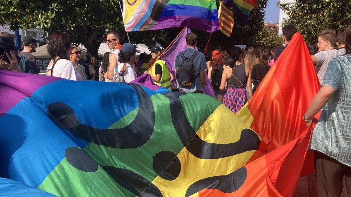 Un millar de personas se manifiestan por la defensa de los derechos LGBTIQ+ en Santander