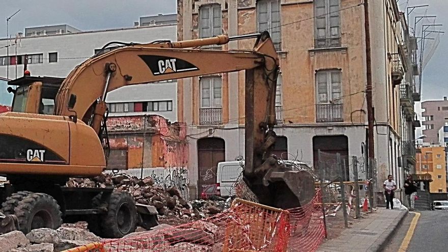 Edificio en pie y que el Cabildo quiere proteger de los ubicados en la manzana de Miraflores afectada por las tres últimas demoliciones, en Santa Cruz