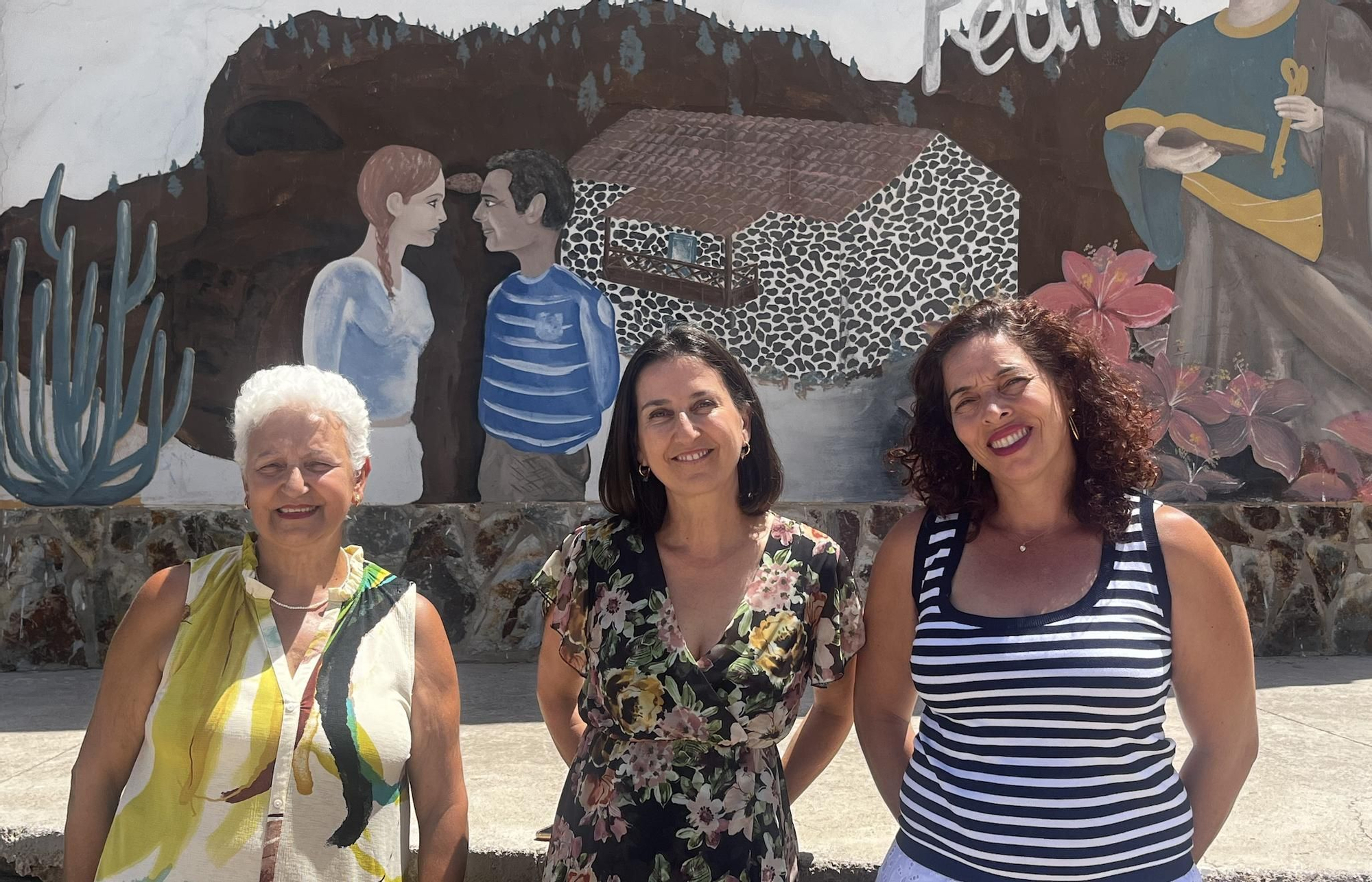 En el centro. Begoña Saavedra Ramírez, presidenta de la Asociación Rosa Nueva; junto a Guadalupe, miembro de la Junta Directiva; y la socia y profesora de costura, Mercedes, a la izquierda.