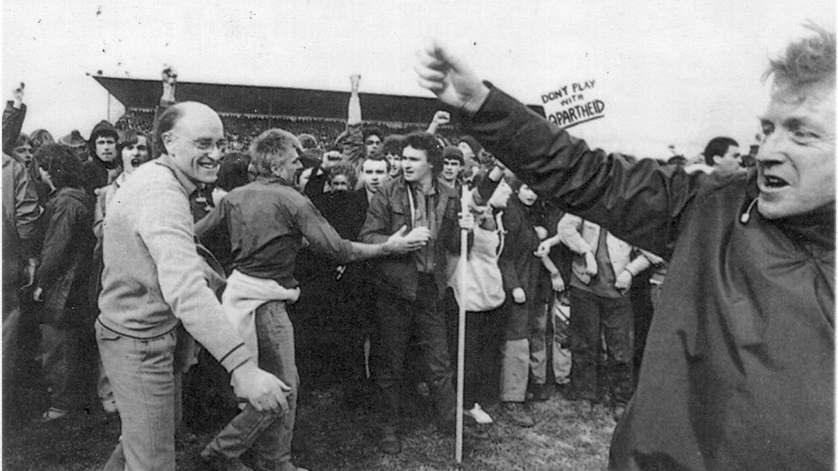 Imagen de protestas contra el tour por Nueva Zelanda del equipo de rugby de Sudáfrica en 1981