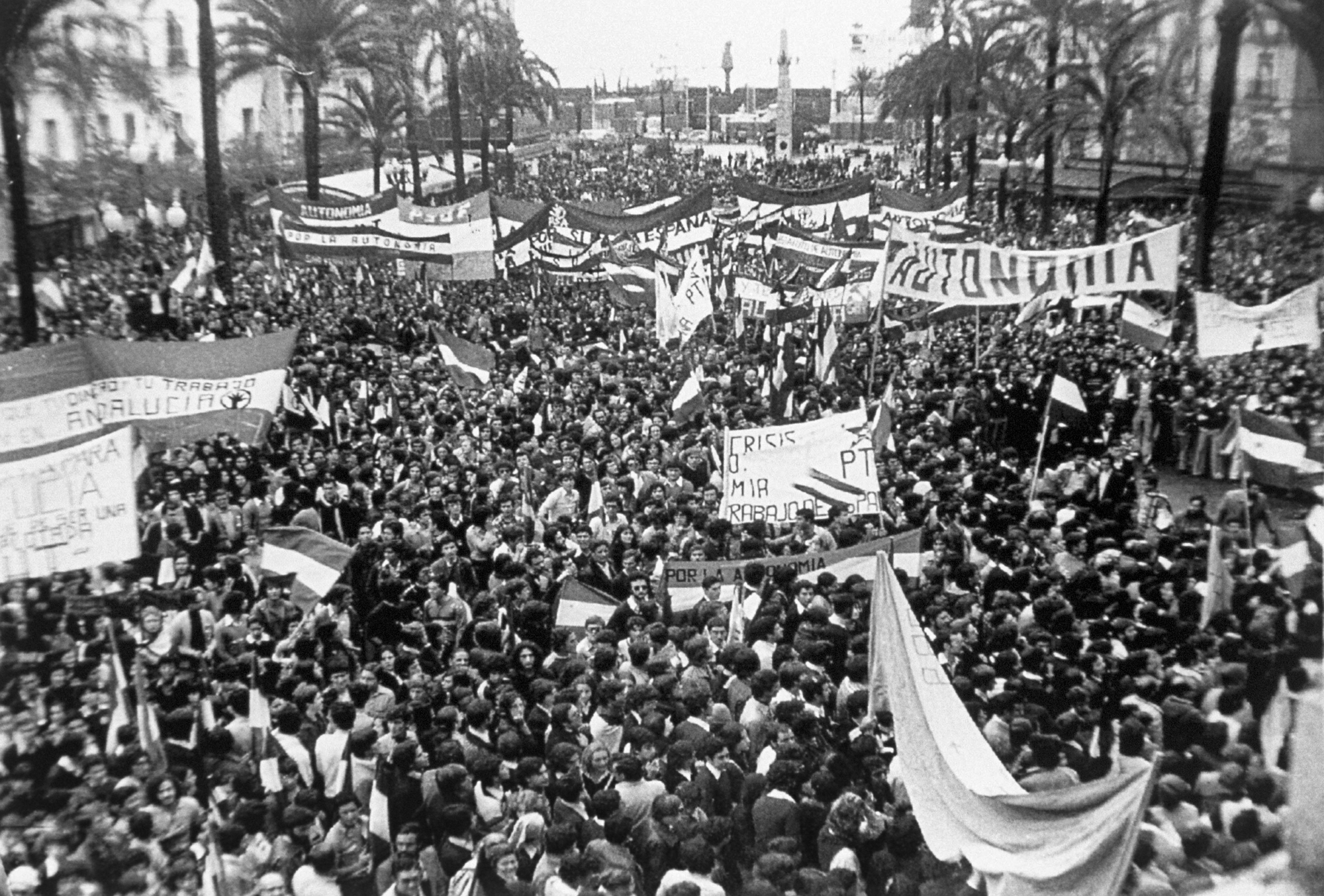 CÁDIZ, 04/12/11977. Manifestación para pedir la autonomía plena para Andalucia convocada por unanimidad por todas las fuerzas políticas y sociales.