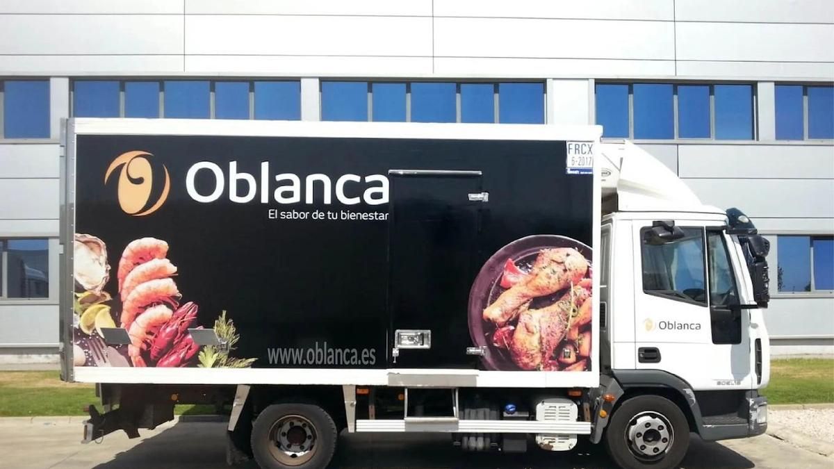 Camión de distribución de la empresa Oblanca.