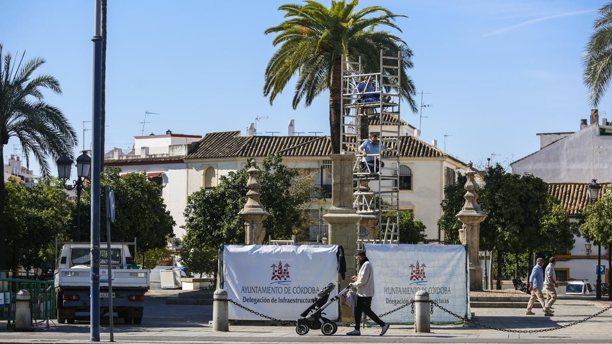 Andamios para colocar de nuevo el San Rafael en la plaza del Alpargate