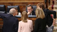Imagen de archivo de Mariano Rajoy, en el Congreso, rodeado de Fátima Báñez, Jorge Fernández Díaz, Soraya Sáenz de Santamaría,Ana Pastor y Celia Villalobos, en 2016.