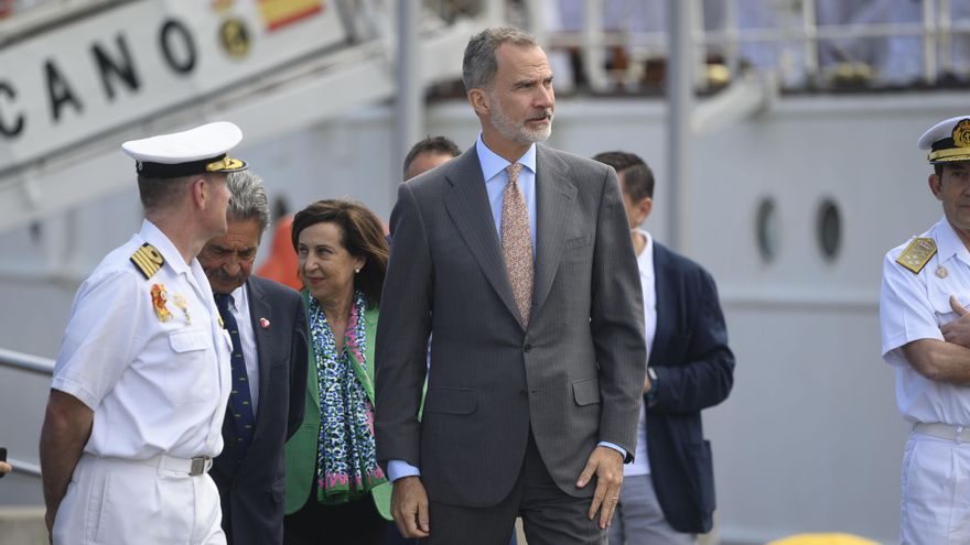 El rey Felipe VI, acompañado por la ministra de Defensa, Margarita Robles, y el presidente de Cantabria, Miguel Ángel Revilla (2i), visita el buque escuela Juan Sebastián Elcano, atracado en el puerto de Santander. EFE/Pedro Puente Hoyos