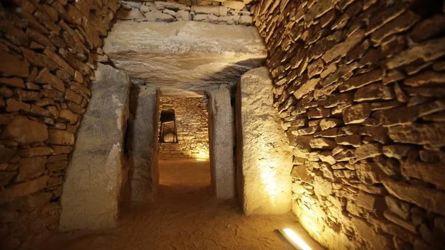 A ocho kilómetros de la capital, este pueblo sevillano tiene uno de los yacimientos prehistóricos más importantes de la península ibérica
