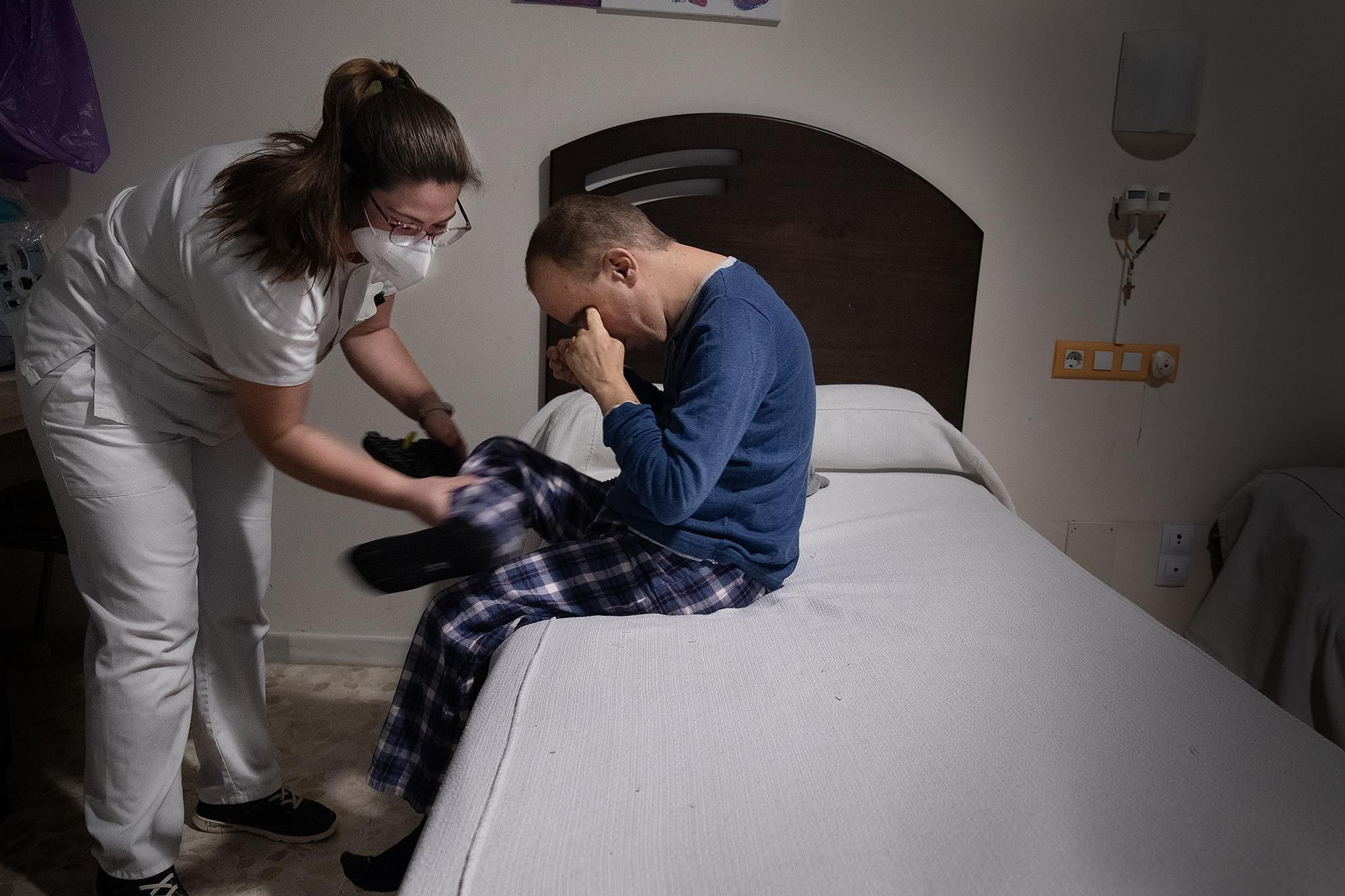 Una mediadora ayuda a Samuel a meterse en la cama