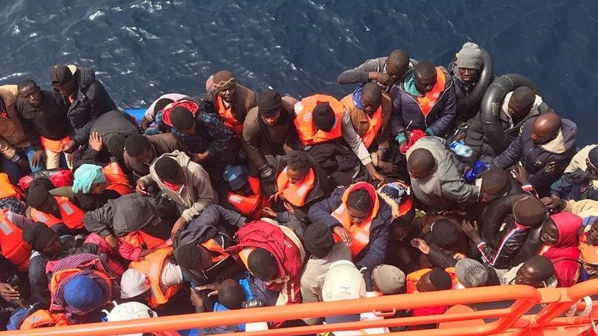 Rescate de una de las pateras interceptadas este sábado en la costa andaluza. (Salvamento Marítimo)