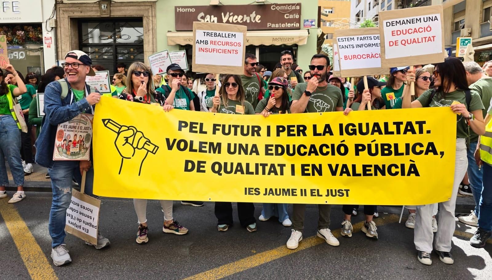 Miles de docentes se manifiestan en València en el primer día de huelga indefinida