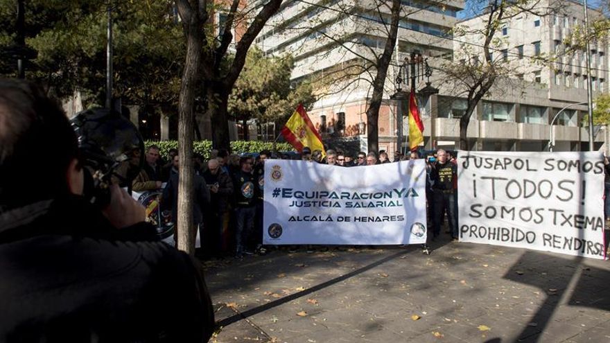La asociación por la equiparación salarial de agentes pide firmas para tramitar ley