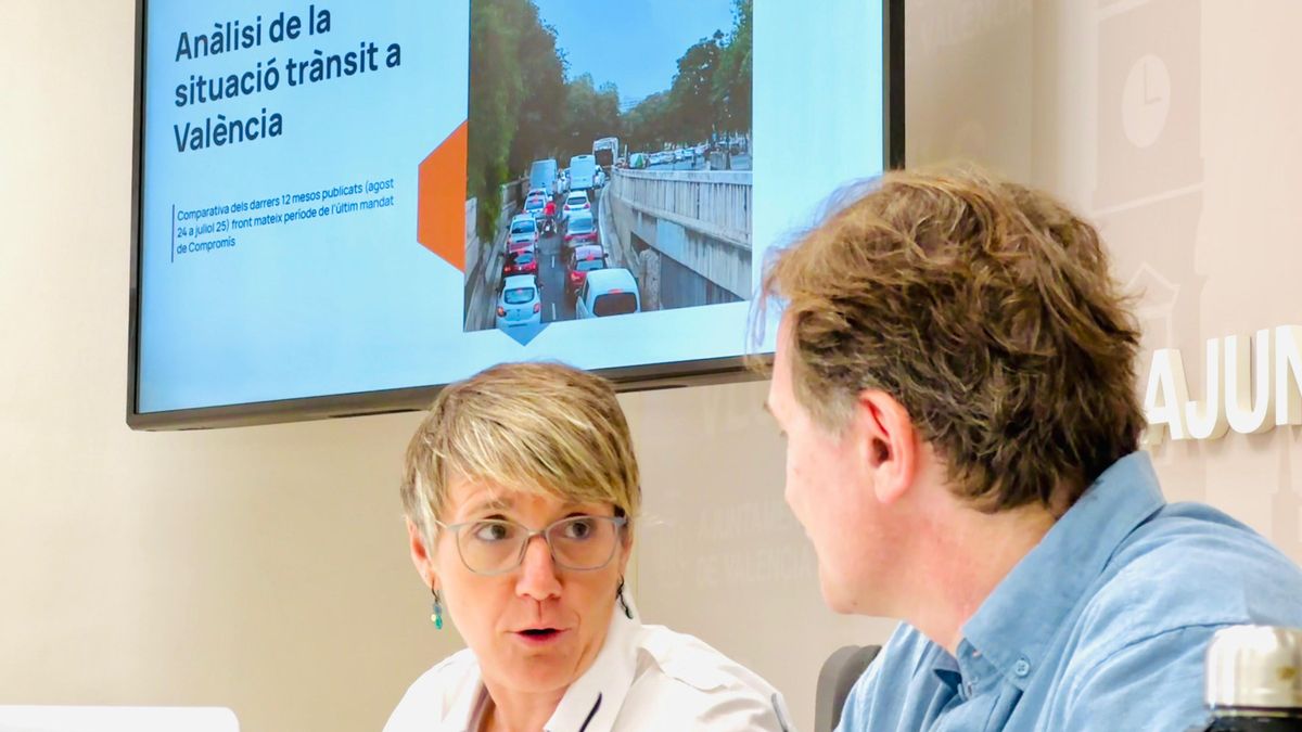 Papi Robles y Giuseppe Grezzi presentan el informe sobre el tráfico en València.