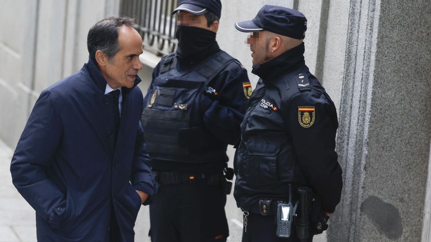 El exsecretario de Estado de Comunicación, Francesc Vallès Vives, llega al Tribunal Supremo. EFE/ Javier Lizon