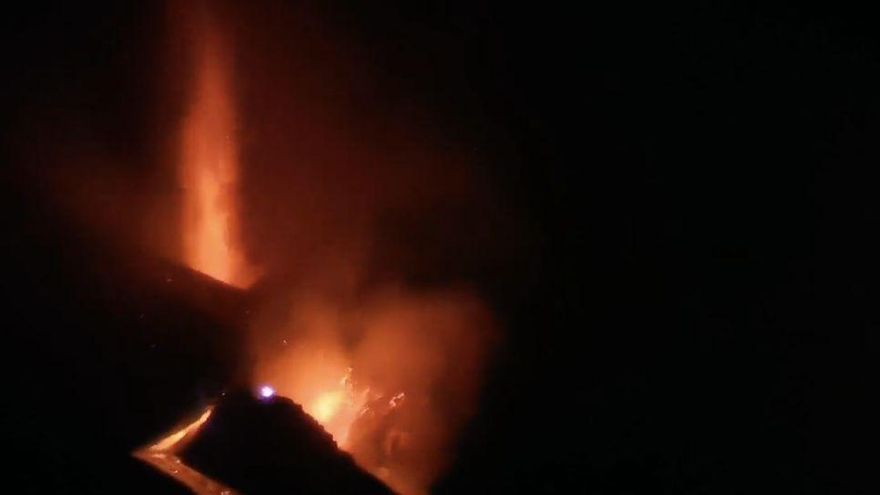 Una nueva colada de lava brota del volcán de La Palma