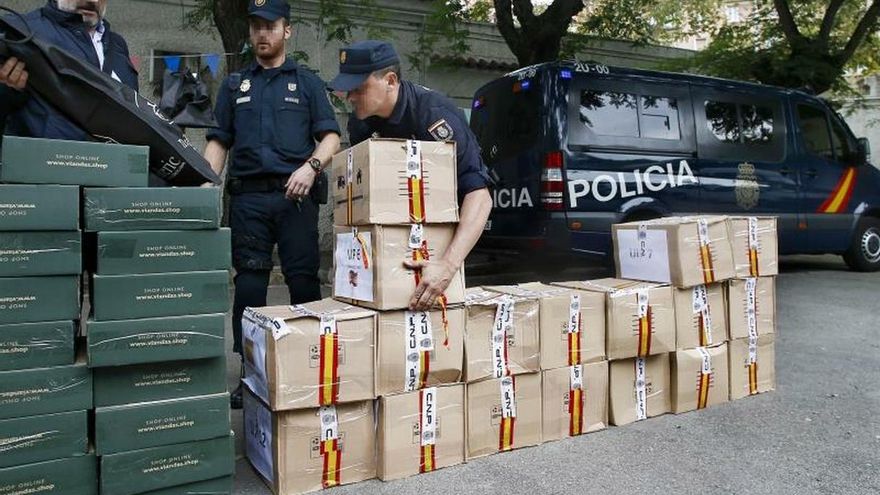 Agentes de la Policía Nacional donaron este mediodía a la Parroquia de Sant Félix de Barcelona diversos obsequios y alimentos regalados por los ciudadanos en la Jefatura de Policía de Barcelona, tras los disturbios acaecidos tras la sentencia del procés.